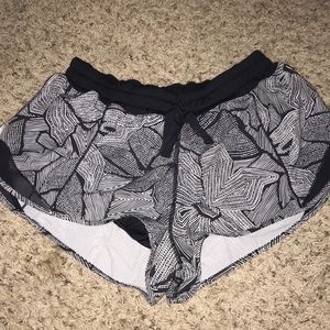 lululemon hotty hot 2.5” shorts